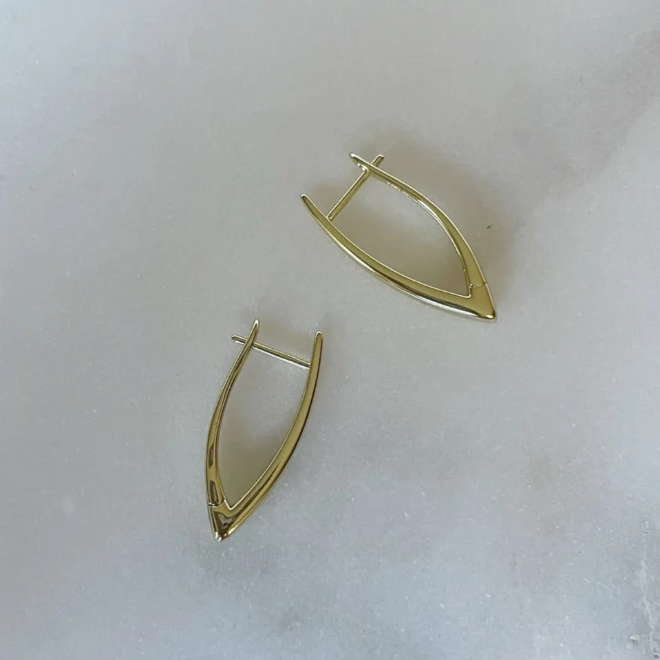 HOUSE OF AU. ORA Feeling Good Pointed Hoops