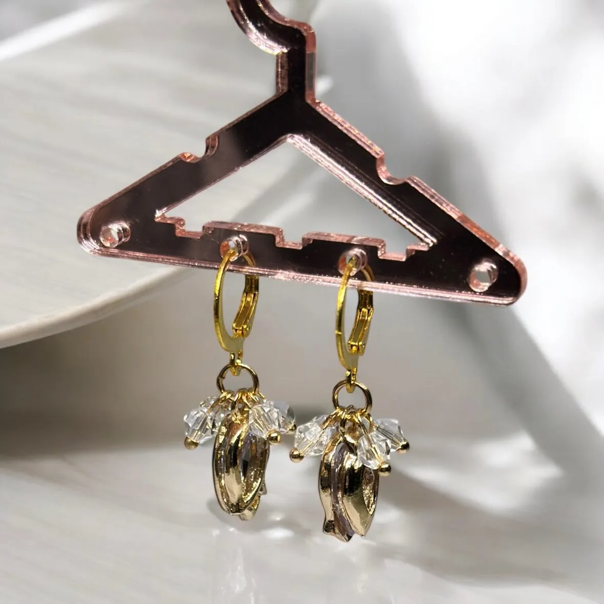 Minimalist - Golden flower dangle earrings with clear beads