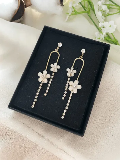 Minimalist - Mini daisy flowers dangle earrings | pearlescent petals resin stones | minimalist iridescent gold floral earrings | bridal party wedding