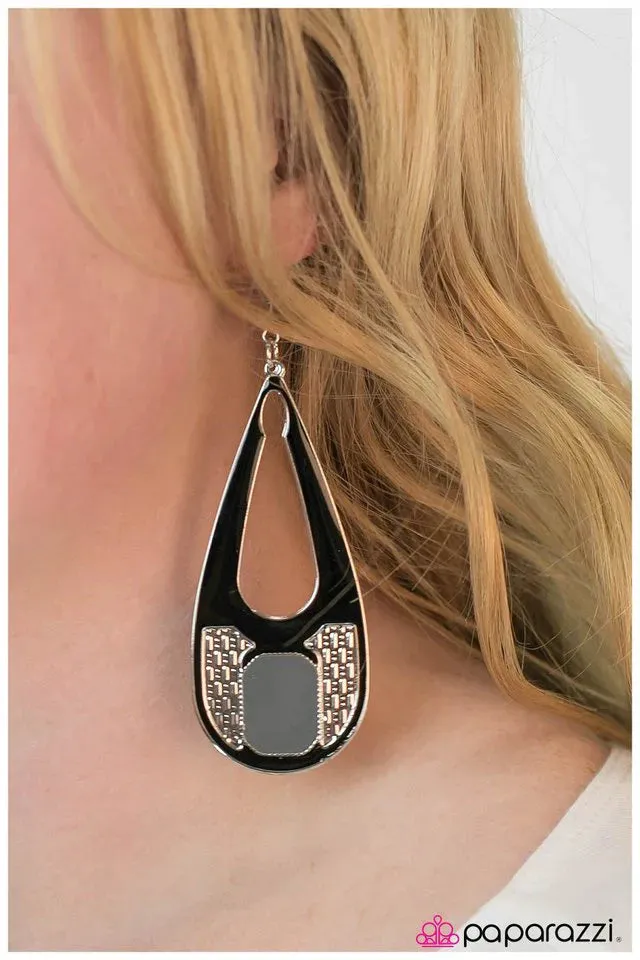 Paparazzi Earring ~ A Trending Topic - Black