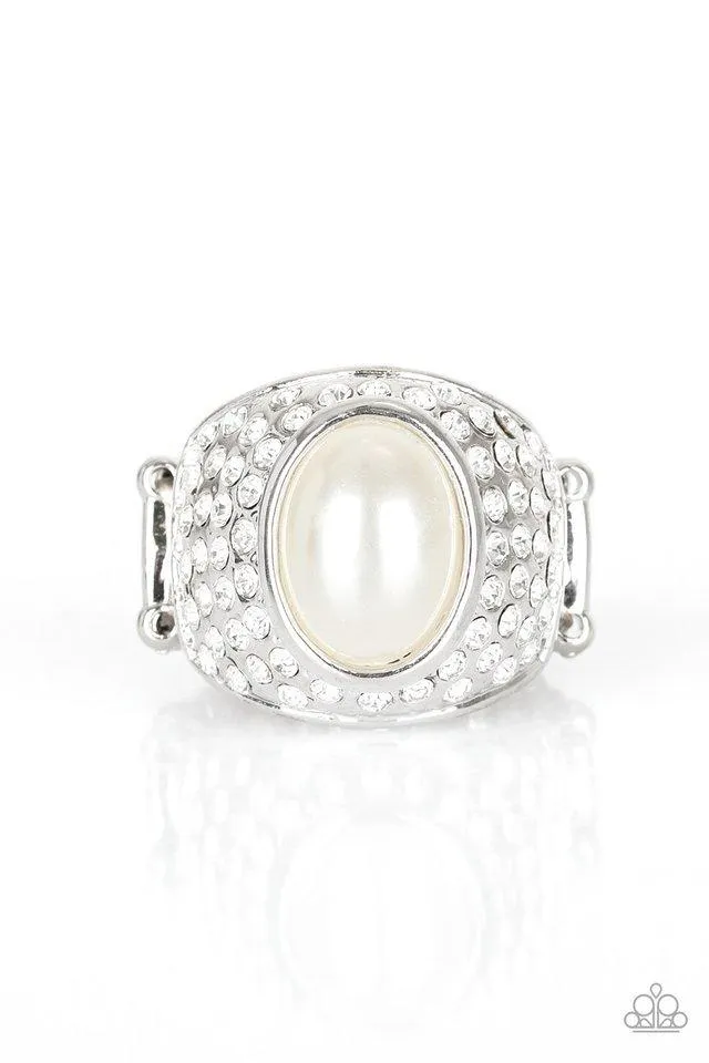 Paparazzi Ring - Glittering Go-Getter - White